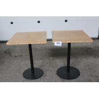 2 vierkante tafels vv metalen voet PEDRALI en houten blad, afm plm 40x40cm